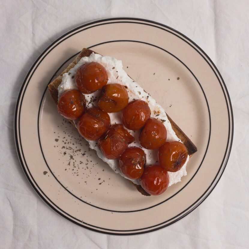 BAGUETTE MED RICOTTA OCH TOMATER / BAGUETTE WITH RICOTTA AND TOMATOES