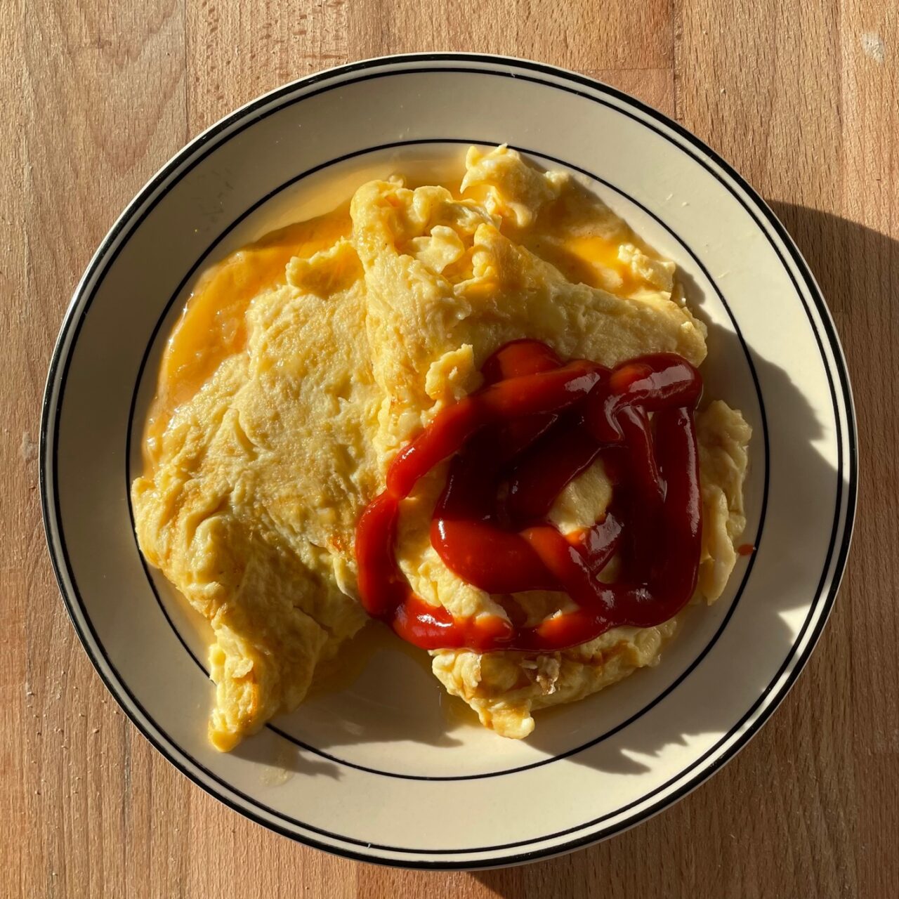 OSTOMELETT MED KETCHUP / CHEESE OMELETTE WITH KETCHUP